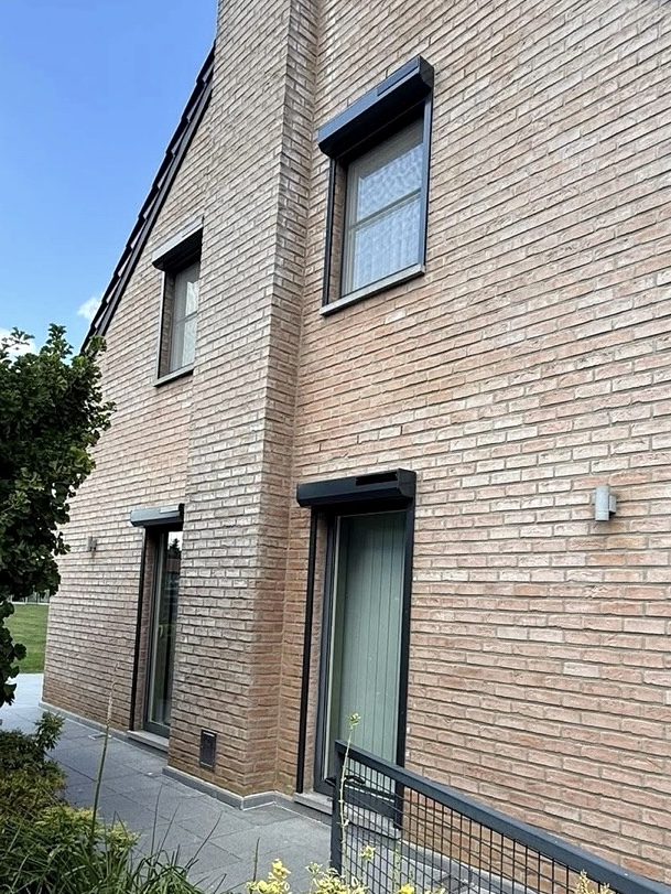 Façade avec volets solaires